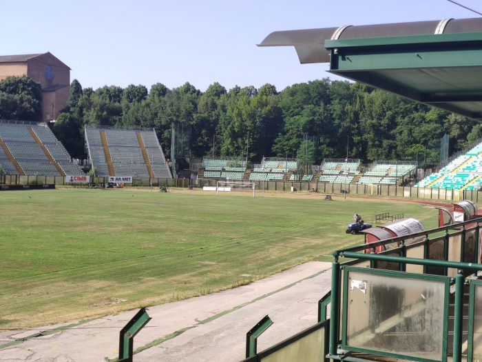 Stadio Franchi: in corso l'intervento di manutenzione al manto erboso da parte dell'Acr Siena