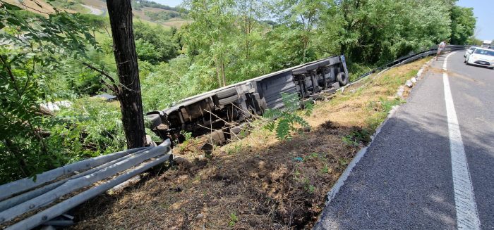 Siena: camion finisce fuori strada e si ribalta sulla tangenziale