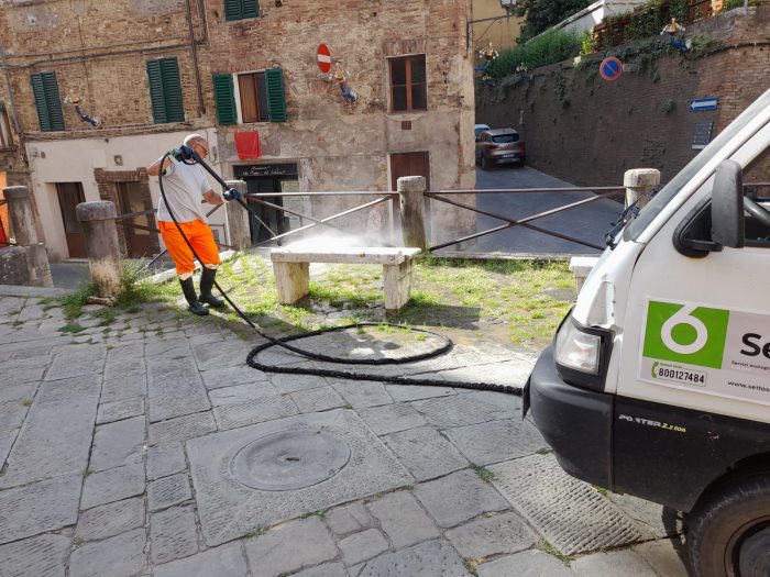 Siena: vapore a centoquaranta gradi per pulire  e igienizzare il centro storico