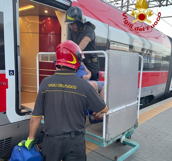 Chiusi: si guasta il treno, i vigili del fuoco intervengono per trasferire due persone disabili