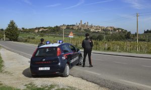 Calci e pugni ai Carabinieri, 26enne arrestato a San Gimignano