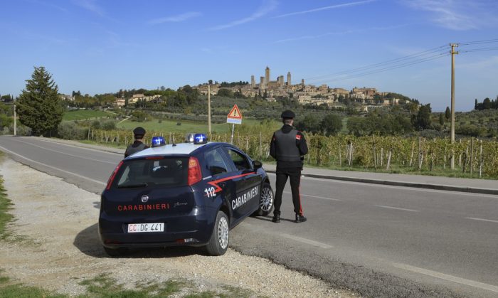 Calci e pugni ai Carabinieri, 26enne arrestato a San Gimignano