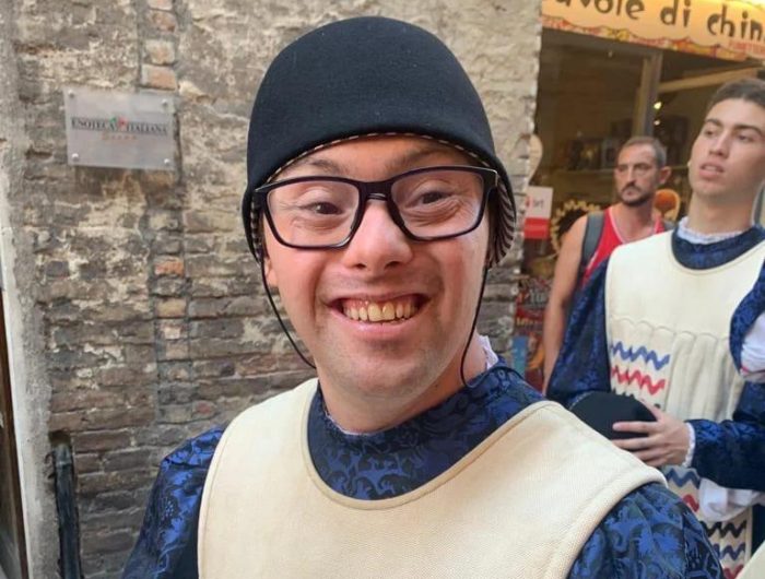 Palio &egrave; integrazione, esordio da tamburino per Andrea: "Ho coronato un sogno"