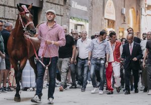 Palio di Siena, a luglio sanzionati 8 esercenti che non hanno liberato la strada al passaggio dei cavalli