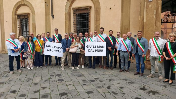 Presidio dei Sindaci senesi davanti al Palazzo del Governo in piazza Duomo a Siena per le modifiche al Pnrr
