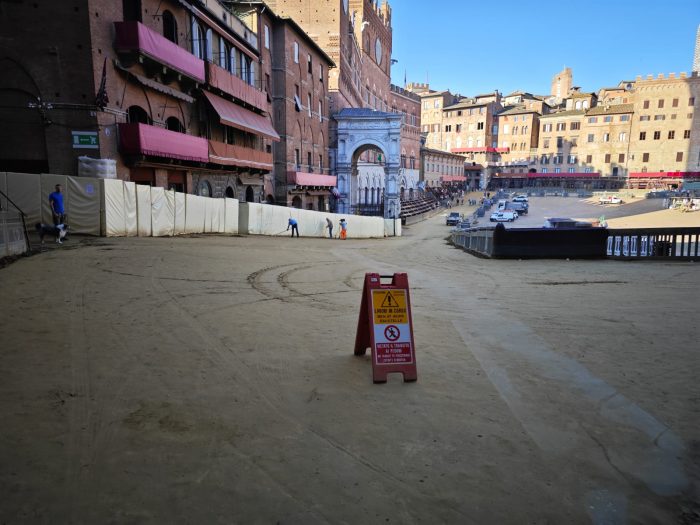 Piazza del Campo, operai del Comune al lavoro dalle 6 del mattino, il tufo &egrave; in buone condizione
