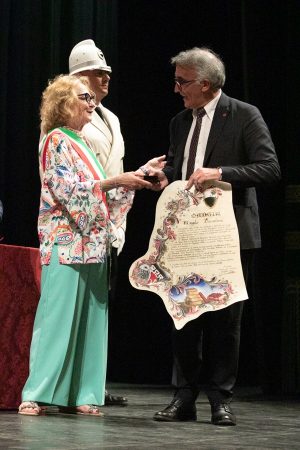 Premio Mangia, consegna a Angelo Riccaboni tra gli applausi di un teatro dei Rinnovati gremito