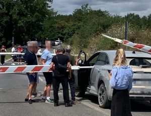 Buonconvento: auto attraversa i binari mentre si abbassa la sbarra e blocca tutto