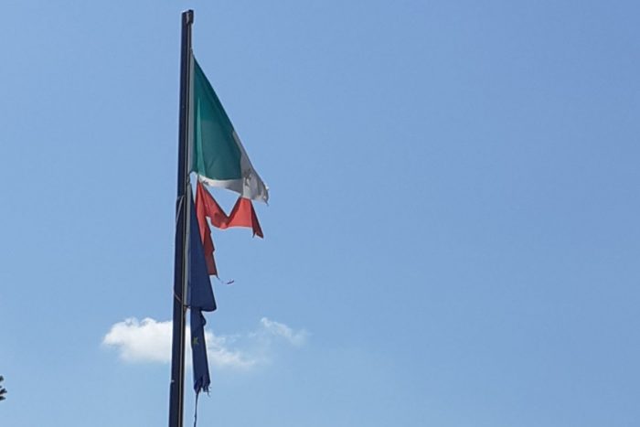 Sarteano, bandiera italiana delle scuole ridotta a straccio. Fdi: "Indecoroso e oltraggioso"