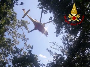 Incendio nelle Crete Senesi, le fiamme minacciano un podere