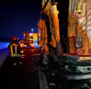 Quattro camion si scontrano sull'A1, paura in autostrada. Grave un uomo di 58 anni