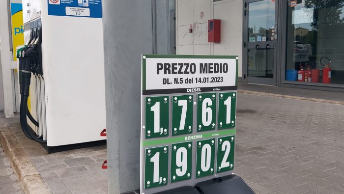 Benzina, prezzi medi in esposizione anche a Siena, i gestori: "Confondono solo i clienti"