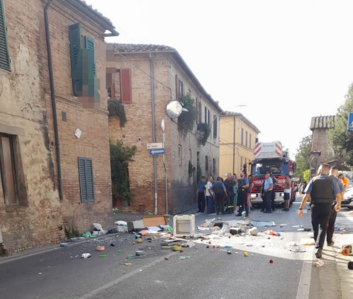 Dà in escandescenze e getta tutto dalla finestra di casa