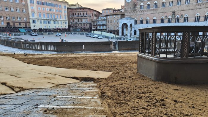 Stanotte &egrave; prevista la rimozione del tufo in Piazza del Campo