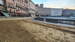 E' Palio: si stende il tufo in Piazza del Campo