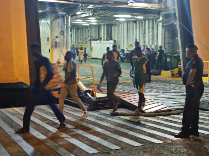 Una notte tra i migranti a Porto Empedocle, il racconto di Susanna Guarino