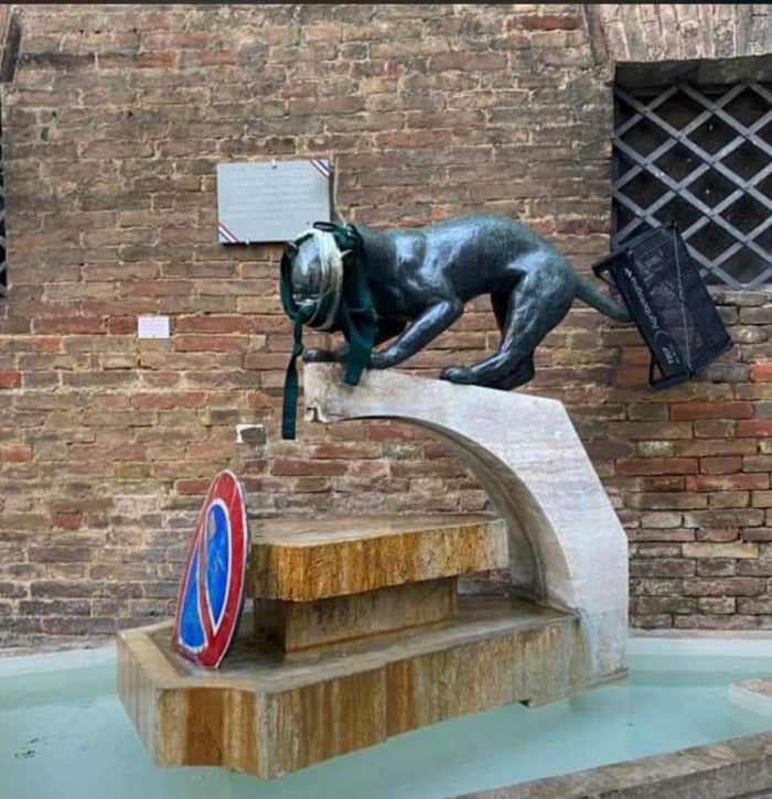 Siena: atto vandalico sulla fontanina della contrada della Pantera