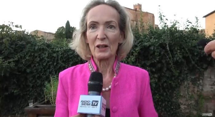 Georgina Roche: "Il Palio &egrave; una filosofia di vita: gioia, dolore e speranza". L'artista austriaca dona le sue opere al Costone