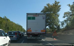 Scontro tra due auto sulla Siena-Firenze: ferito un 51enne, traffico e code