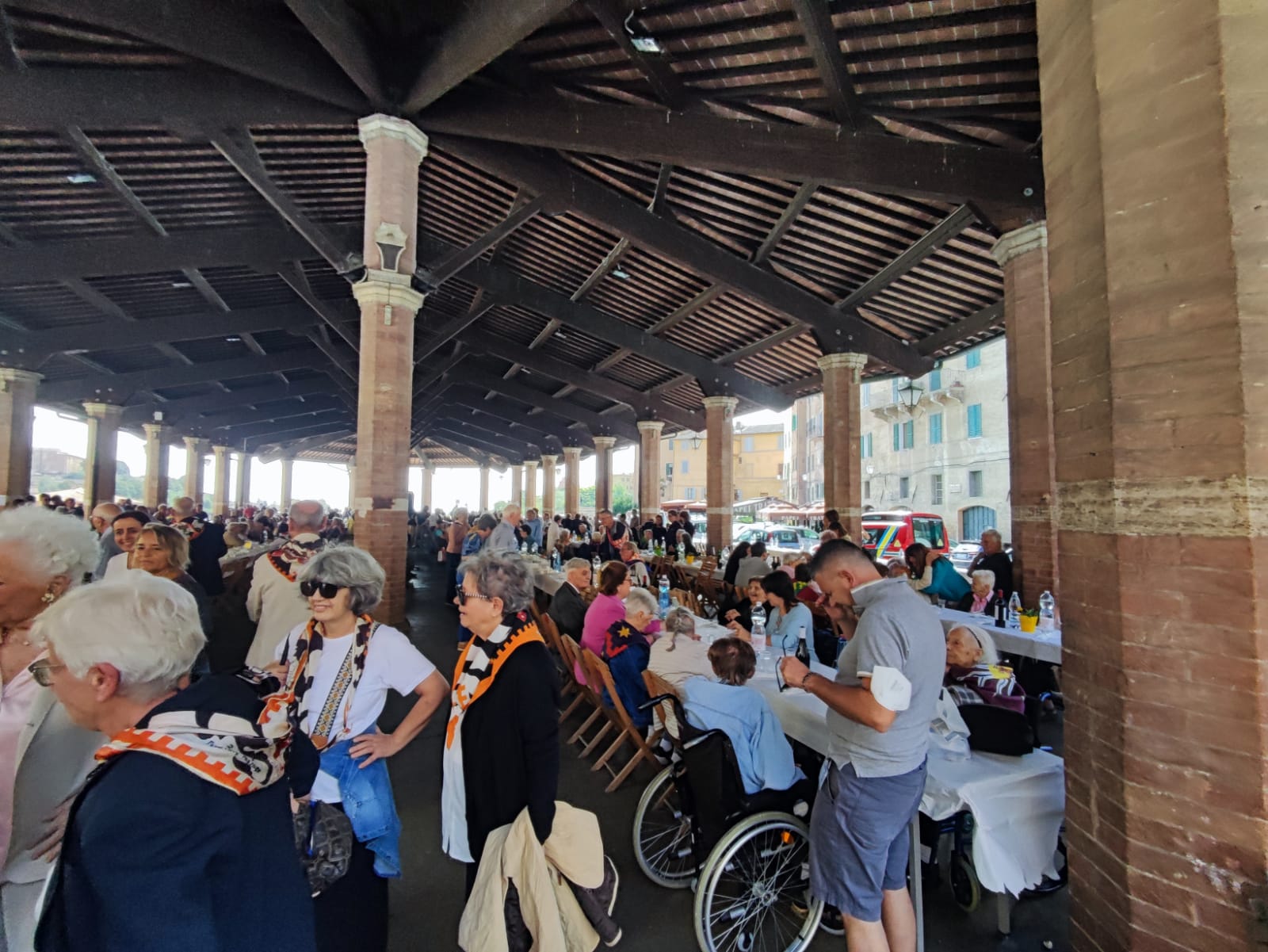 “A pranzo co’ nonni”, in 800 tra giovani e anziani al Tartarugone