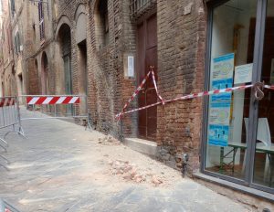 Siena: cadono mattoni dalla facciata di un palazzo in Via Tommaso Pendola