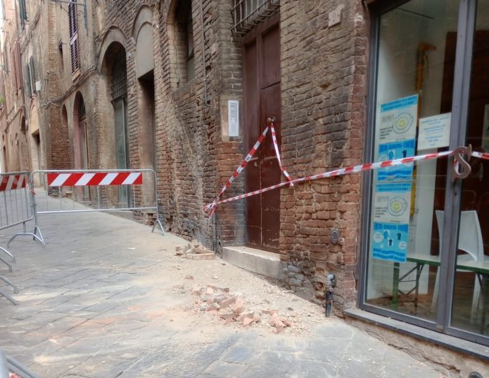 Siena: cadono mattoni dalla facciata di un palazzo in Via Tommaso Pendola