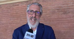 Sicurezza pedonale in strada esterna di Fontebranda a Siena: si pensa al marciapiede