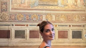 Sua "Maestà" Chiara Ferragni, l'influencer sceglie l'affresco di Simone Martini per la visita a Siena