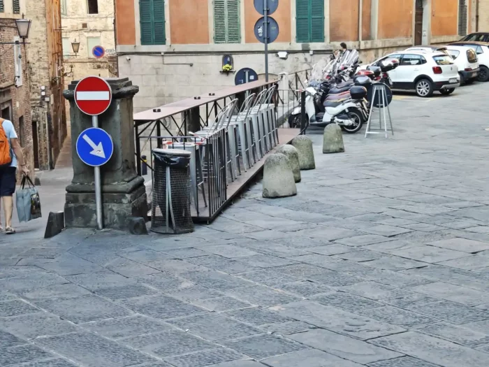 Bancone in via dei Rossi a Siena, l’assessore Tucci: “Struttura non autorizzata”