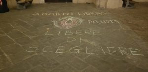 Non una di meno Siena: vagine davanti alle scuole e all'Universit&agrave; per la 'Giornata internazionale per l'aborto libero'
