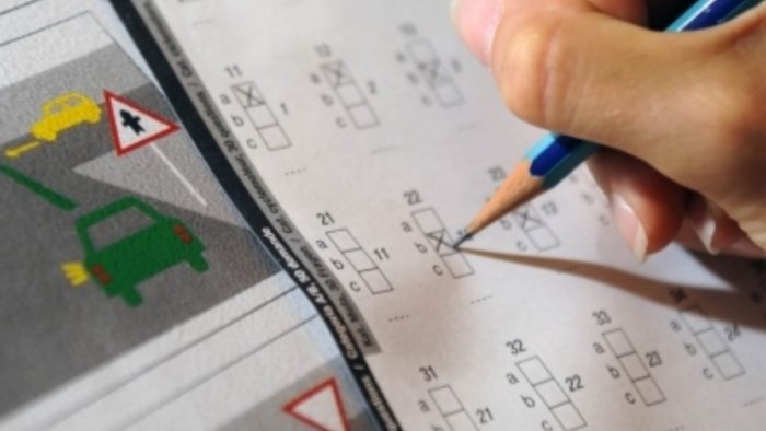 Si aggiusta troppo l'auricolare, uomo residente a Siena scoperto a barare l'esame di guida