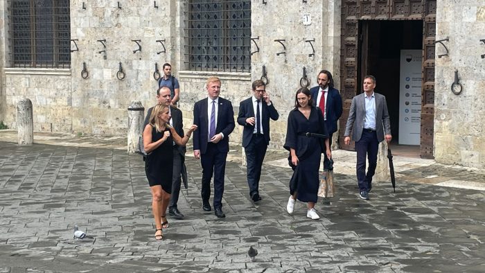 Il vice premier britannico Oliver Dowden in visita a Siena