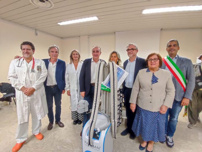 Poggibonsi, donato all’ospedale di Campostaggia un casco refrigerante per capelli