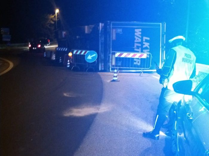 Sinalunga, ribaltato mezzo pesante sulla Sp 327, un ferito