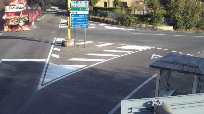 Siena, camion in fiamme alla Coroncina