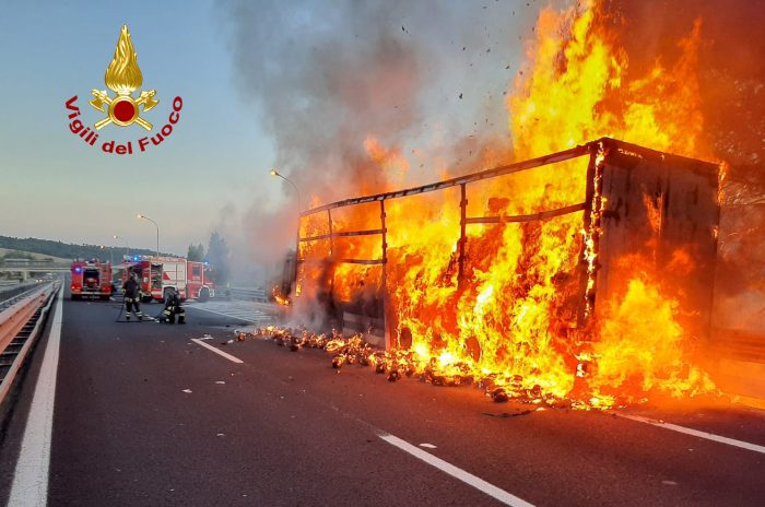 Camion a fuoco sull'A1 tra tra Chiusi e Fabro, le fiamme lambiscono anche la vegetazione circostante