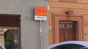 Monteriggioni “troppo lontano”: tassista rifiuta la corsa, 16enne lasciata sola di notte a Siena