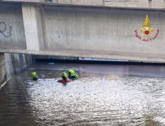 Nubifragio a Follonica, strade e sottopassi allagati. Paura, ma nessun ferito