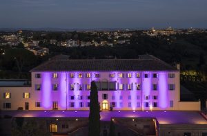 Giornata mondiale della meningite 2023, la sede di GSK si illumina di viola