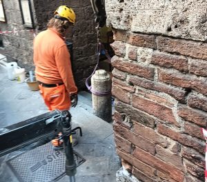 Siena, sistemato e riposizionato il colonnino del Vicolo del Bargello