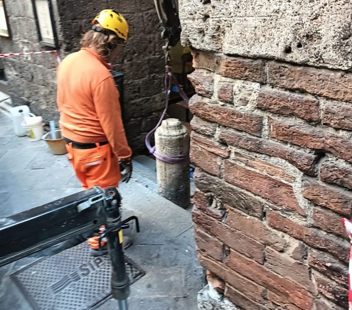 Siena, sistemato e riposizionato il colonnino del Vicolo del Bargello