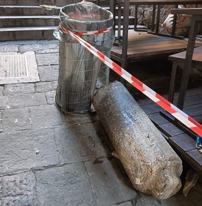 Camioncino si sfrena e abbatte colonnino del Bargello, tragedia sfiorata in centro a Siena