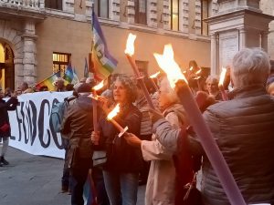 Pace, Diritto internazionale, Diritti umani: fiaccolata a Siena per le vie cittadine "contro i re e le loro guerre"