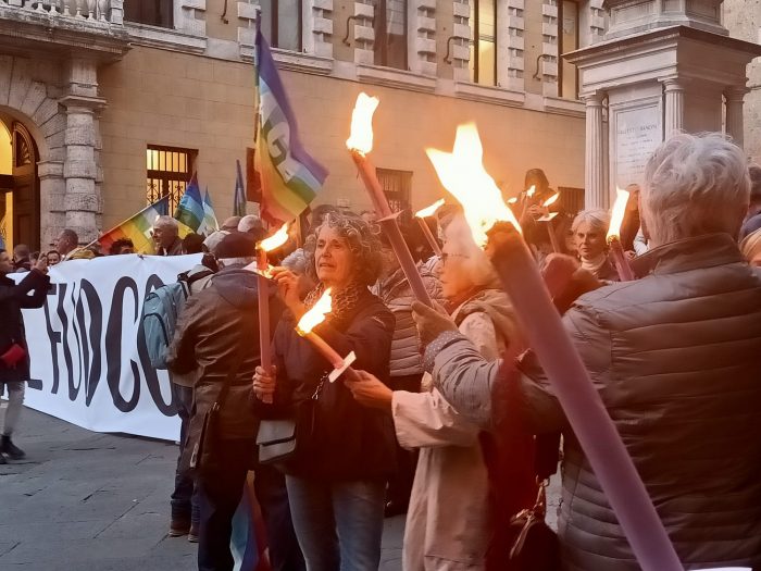 Pace, Diritto internazionale, Diritti umani: fiaccolata a Siena per le vie cittadine "contro i re e le loro guerre"