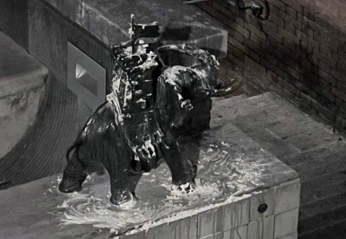 Siena, vandali imbrattano la fontanina della Torre