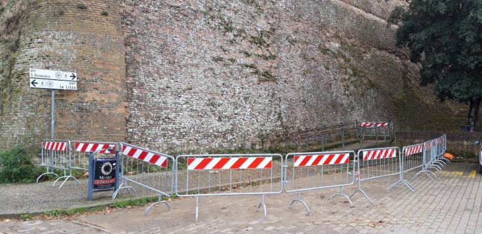 Mattoni caduti dalla Fortezza Medicea di Siena, zona messa in sicurezza