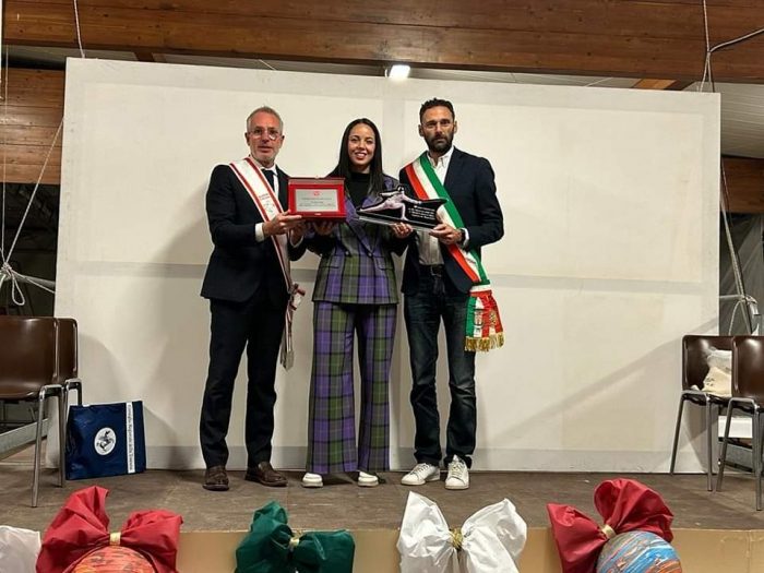 Alice Volpi premiata a Ponte d'Arbia: "Un esempio di forza e di tenacia"