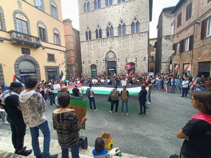 Duecentocinquanta in piazza a Siena per il presidio in solidariet&agrave; al popolo palestinese