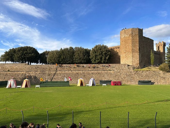 Tensione alla vigilia della Sagra del Tordo di Montalcino: Travaglio difende Ricci e rompe l'unità dei Quartieri