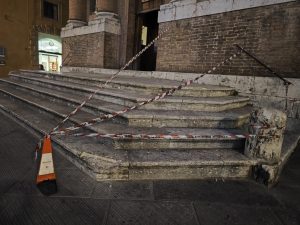 Si spezza uno scalino, transennate le scale della chiesa di piazza Tolomei a Siena